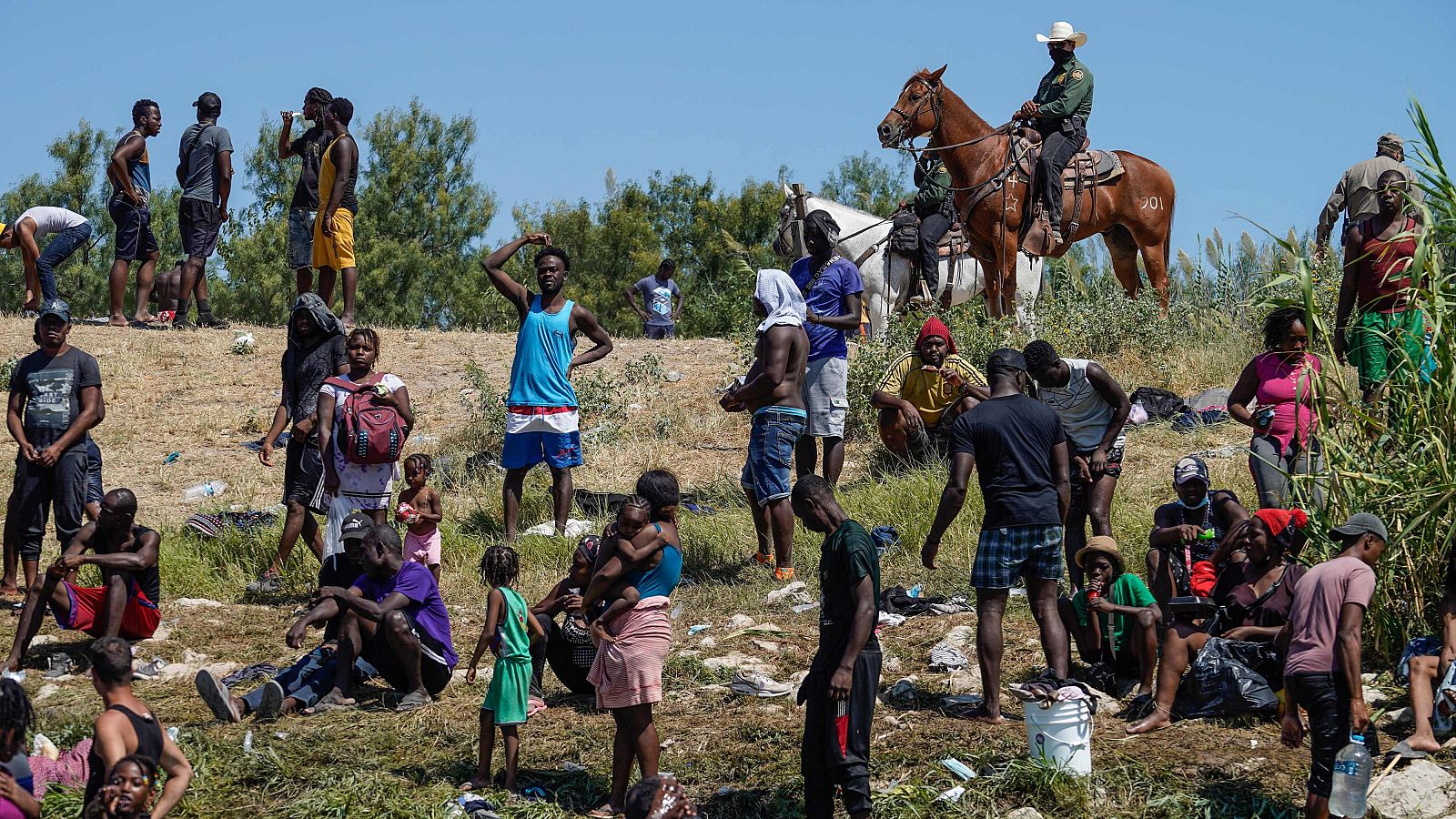 Miles de haitianos desafían las deportaciones y cruzan la frontera hacia EE.UU.