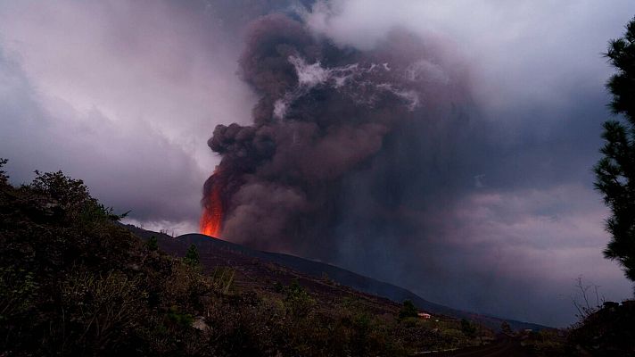 El volcán de La Palma se encuentra en una fase más explosiva y expulsa lava con intensidad