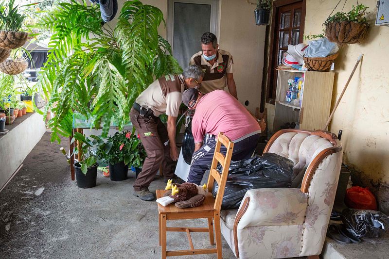 Los vecinos desalojados intentan salvar algunas de sus pertenencias antes de que la lava arrase sus viviendas
