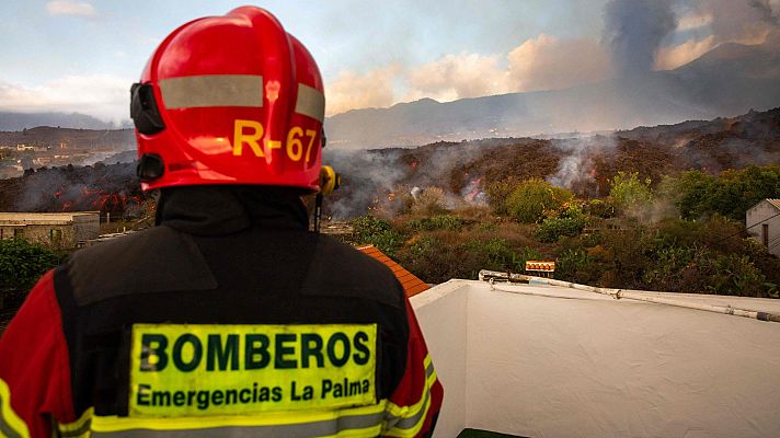 Los bomberos de La Palma intentan reconducir la lava hacia un barranco cercano