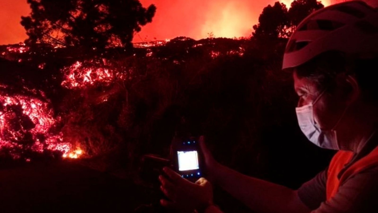 Cámaras térmicas y temperaturas de 1000 grados: así trabajan los equipos de Involcan - La hora de La 1 | Ver