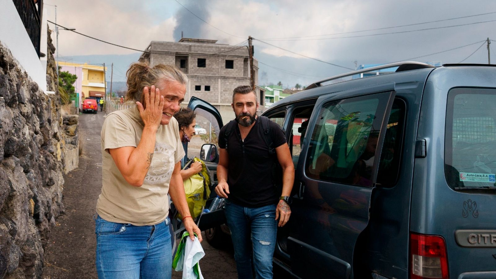 Vivir en una caravana tras ser evacuados por el volcán