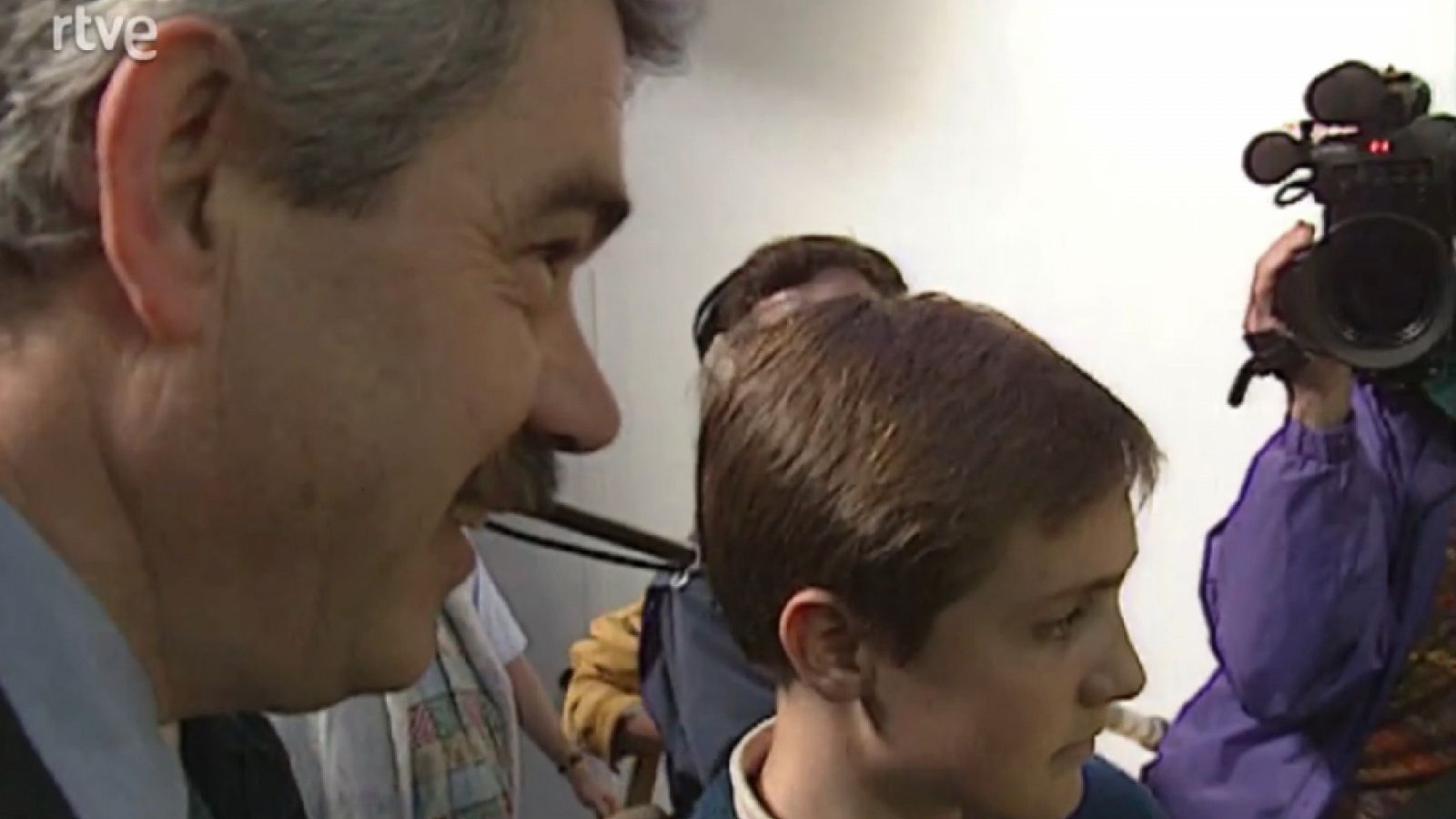 Arxiu TVE Catalunya - Pasqual Maragall visita el Saló de l'Automòbil amb el seu fill - 1995