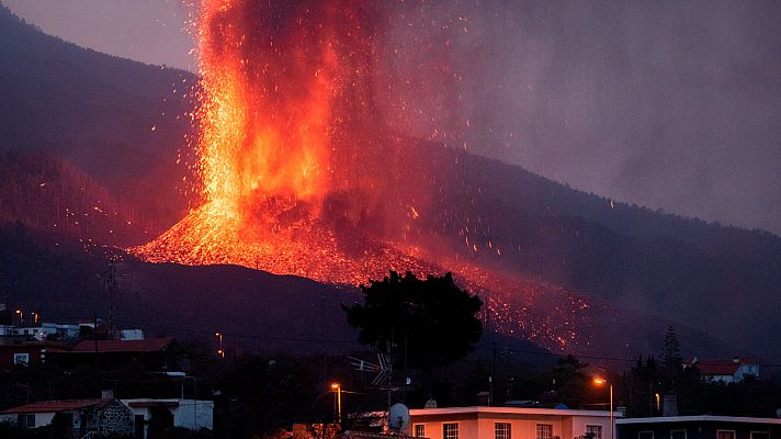 La lava del volcán de La Palma avanza muy lentamente en el quinto día de erupción