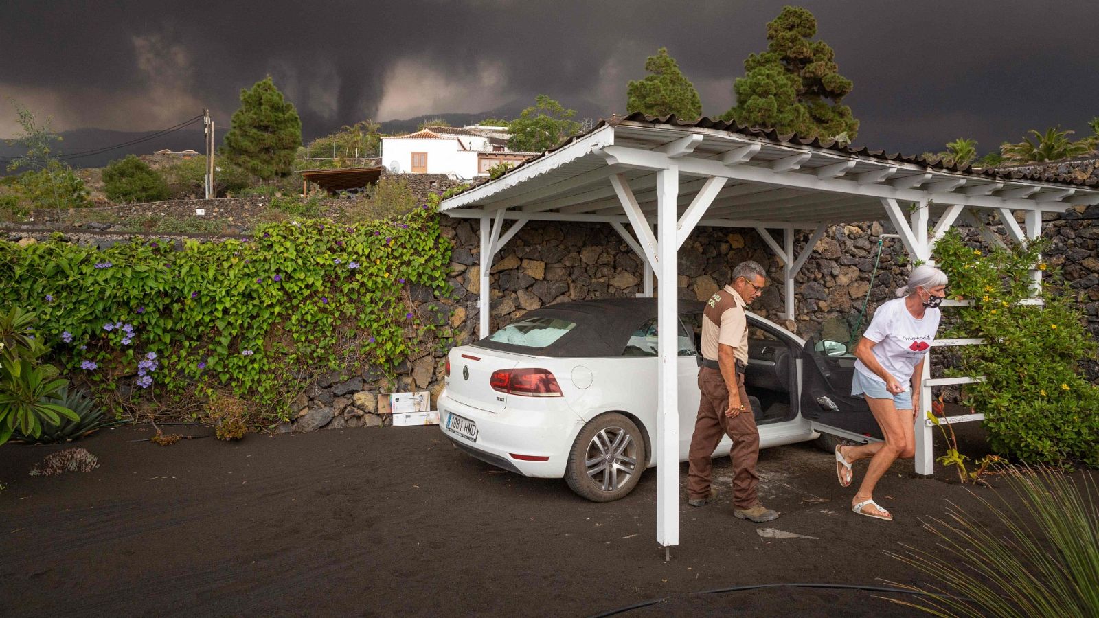 La búsqueda de un techo en La Palma tras la evacuación por el volcán 