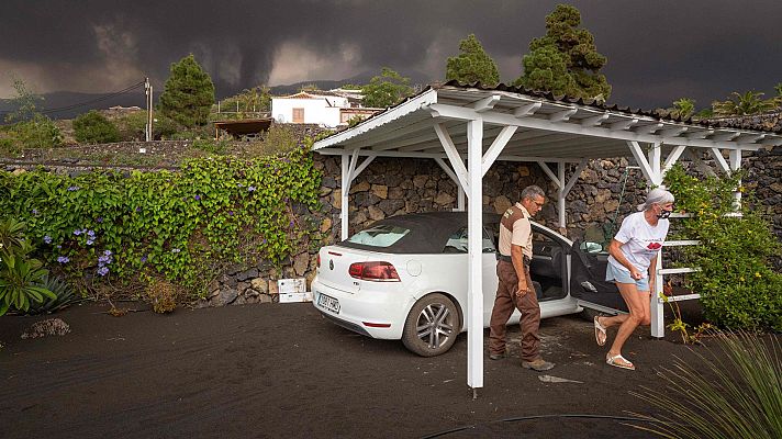 La difícil búsqueda de un techo en La Palma tras la evacuación por el volcán 