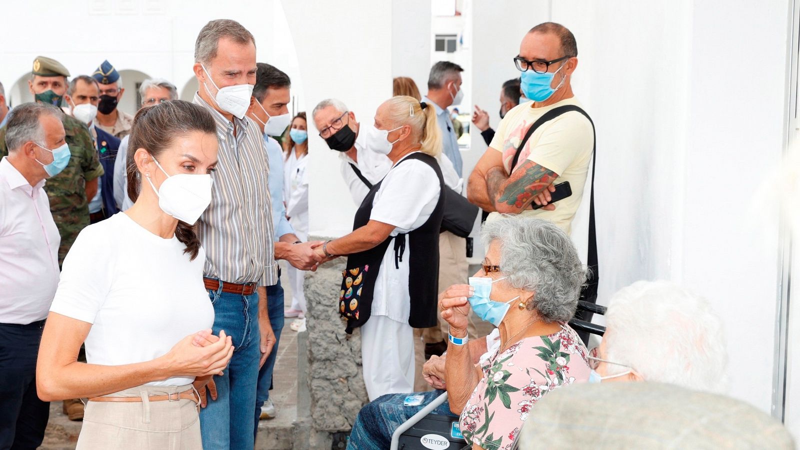 Los reyes visitan a los evacuados en La Palma