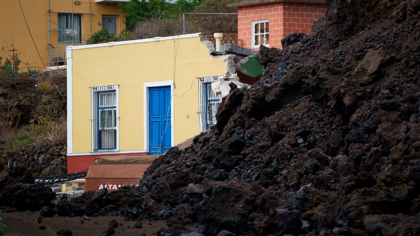 La lava arrasa con todo a su paso: suelo inutilizable en el que no se podrá construir