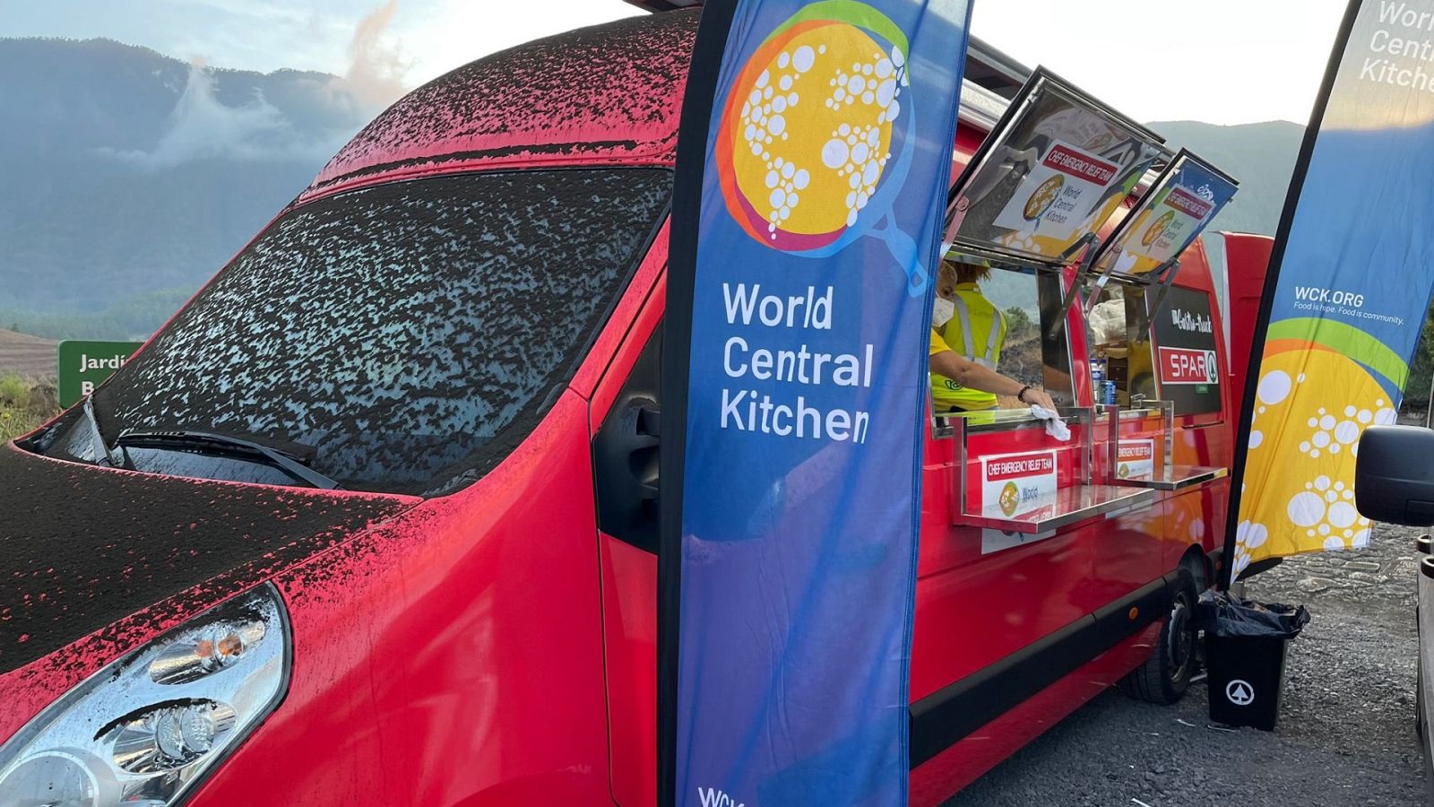 La asociación del chef José Andrés se une al movimiento solidario por los evacuados en La Palma - Ver ahora