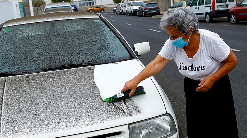 Convivir con el estruendo y las cenizas: otros perjuicios del volcán para el día a día de los palmeros