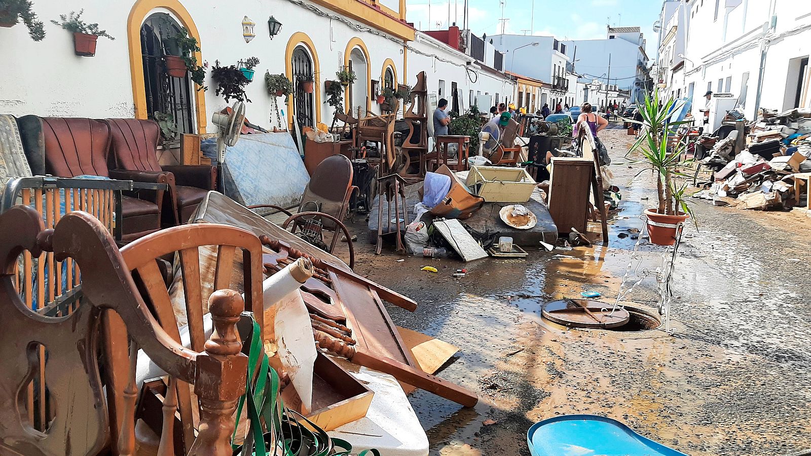 Los vecinos de Lepe intentan recuperar sus enseres tras las fuertes lluvias | Ver
