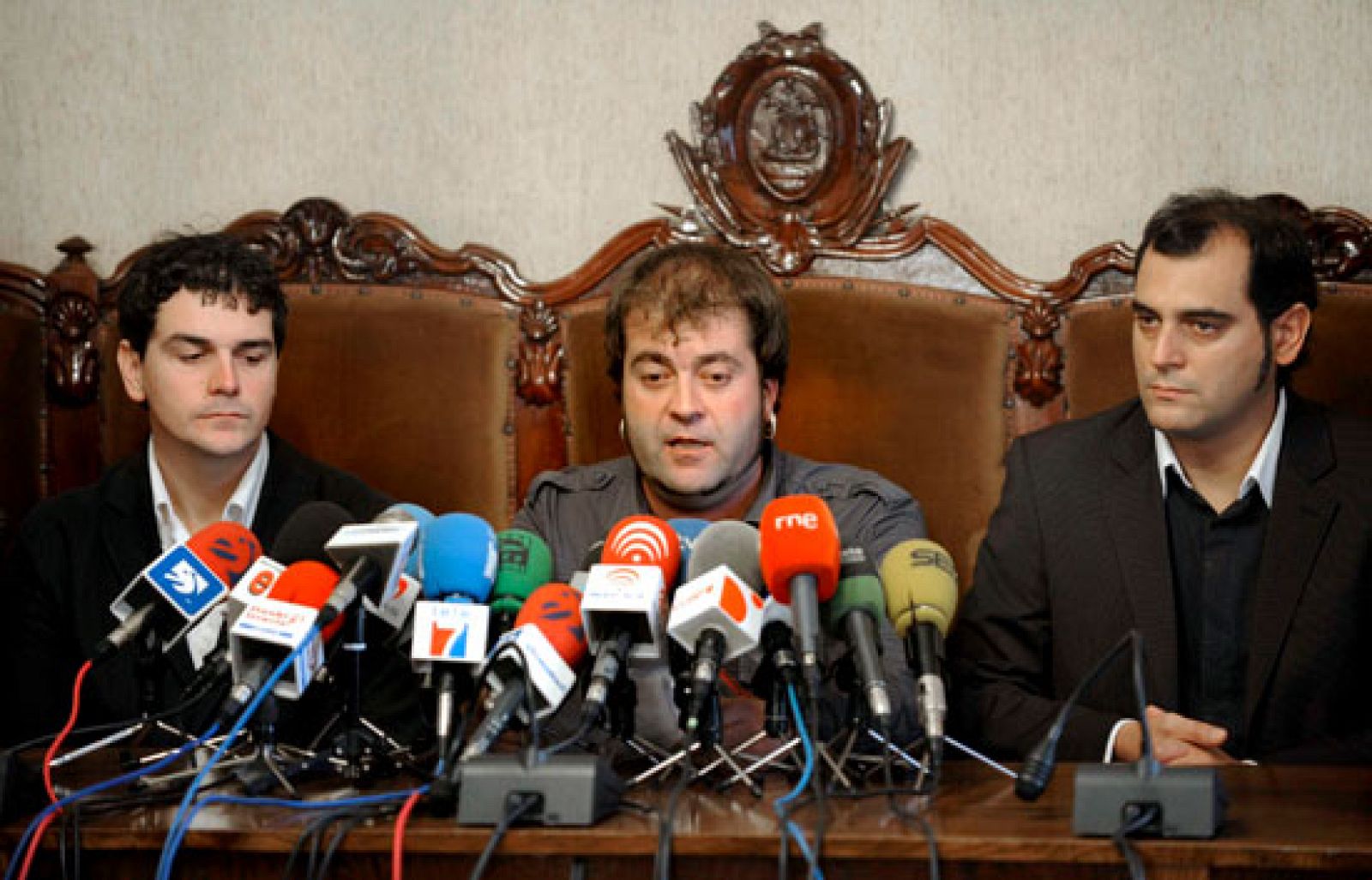 El alcalde de Bermeo muestra su apoyo a los secuestrados del Alakrana | Ver