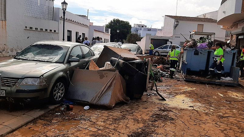 Los vecinos de Lepe limpian las toneladas de barro y destrozos tras la tromba de agua 