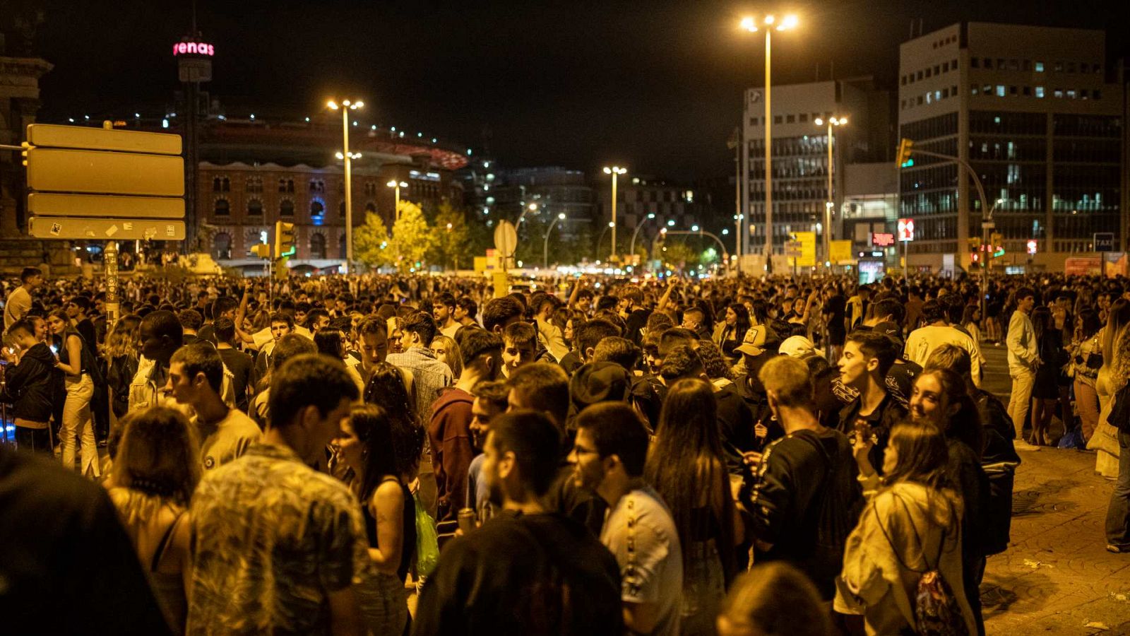 Noticias 24h: Un botellón de 40.000 jóvenes en Barcelona deriva en 20 detenciones y una posible agresión sexual | RTVE Play