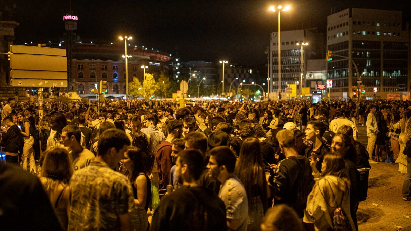 Un botellón de 40.000 jóvenes en Barcelona deriva en 20 detenciones y una posible agresión sexual - Informativo 24h | Ver
