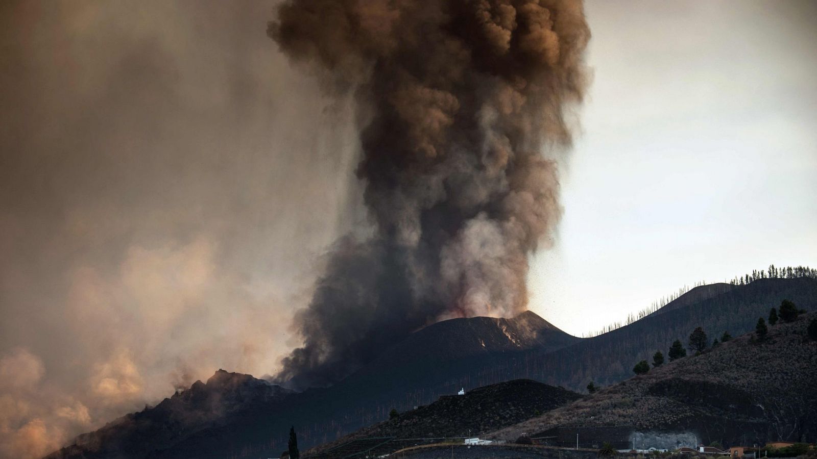 La lava emerge más fluida tras una rotura del cono del volcán