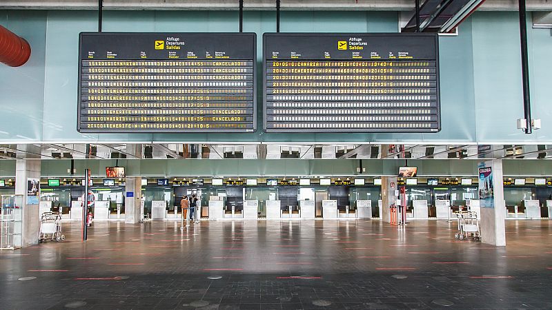 El Aeropuerto de La Palma, inoperativo por la acumulación de ceniza del volcán