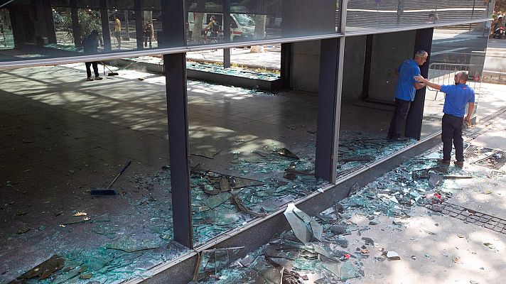 Telediario Fin de Semana - Un botellón de 40.000 jóvenes en Barcelona deriva en 20 detenciones y 43 heridos