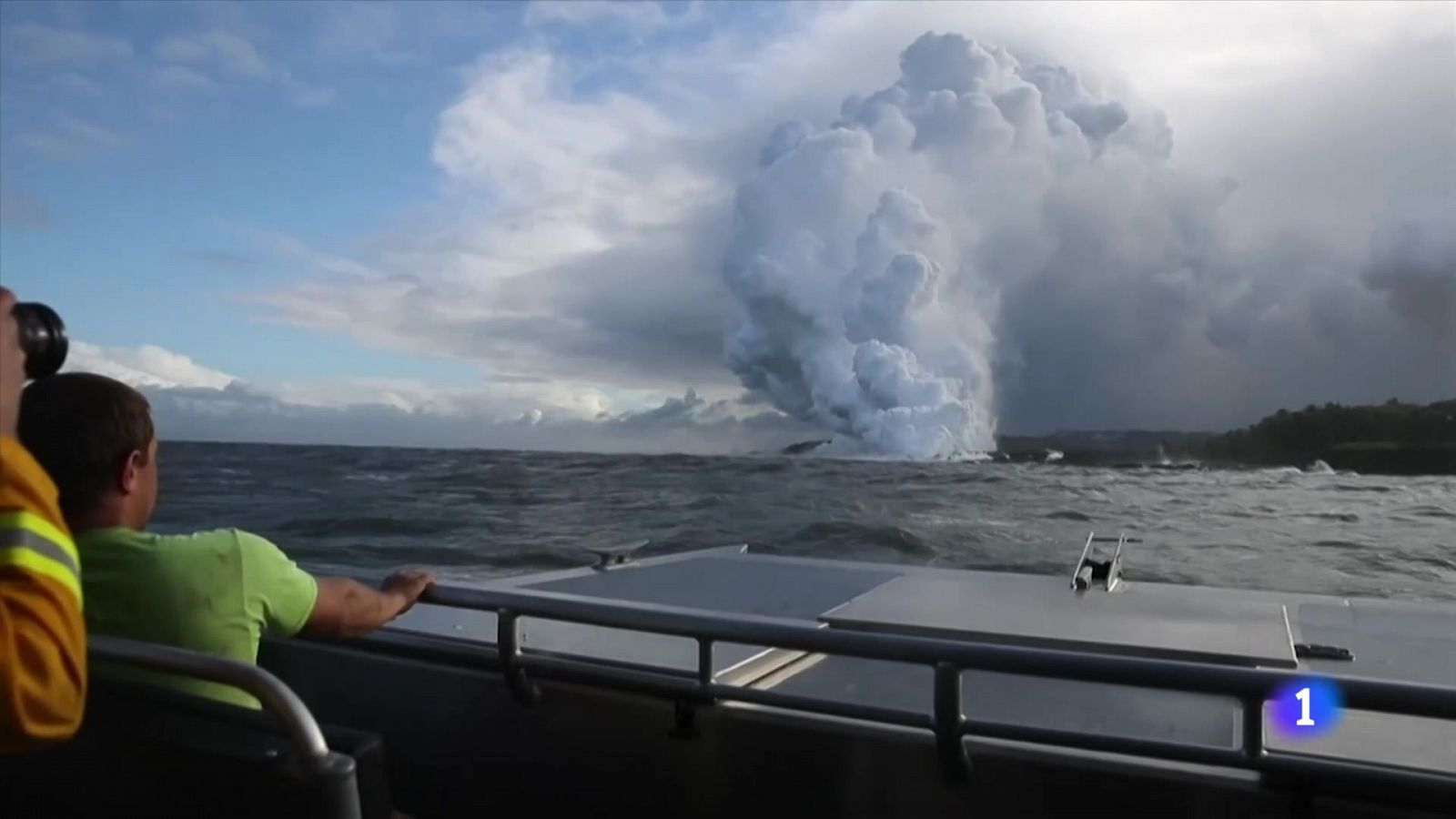 El espectacular choque térmico de la lava y el mar - RTVE.es