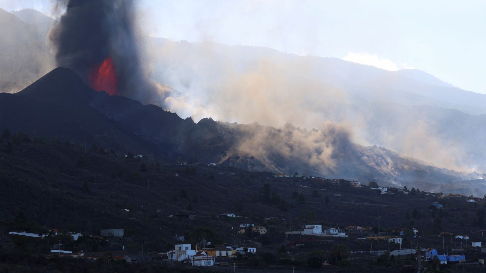 Se rompe parte del cono del volcán y se abre una nueva boca por la que la lava emerge más fluida