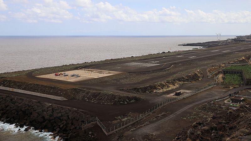 Los vuelos en La Palma se mantienen cancelados con el aeropuerto ya operativo - Ver ahora