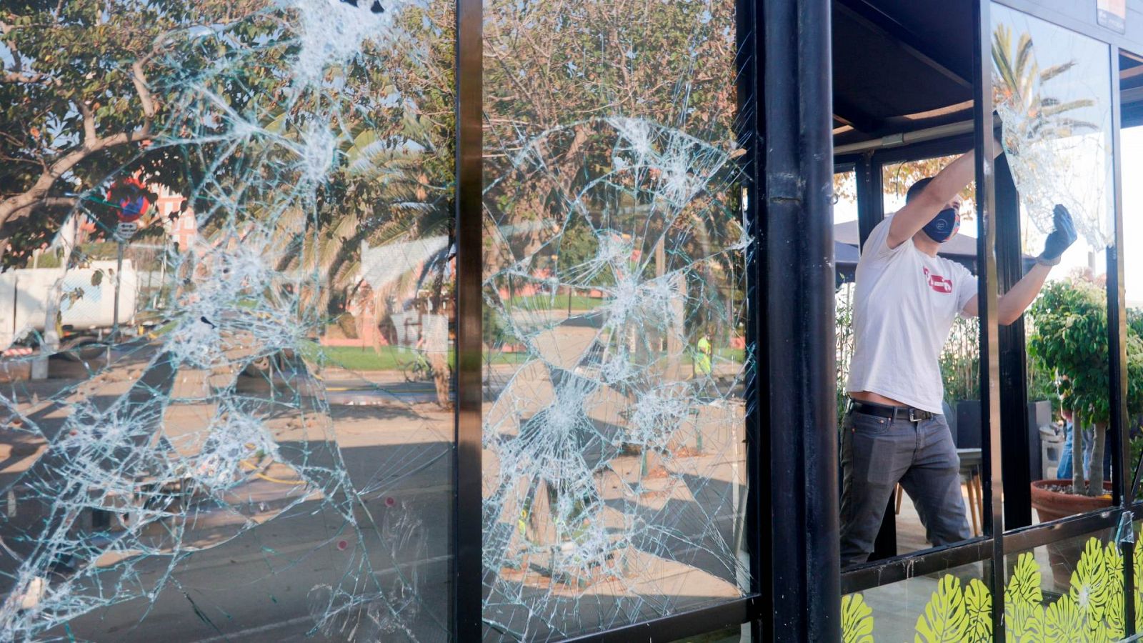 El botellón se traslada a las playas y deja 30 detenidos y 39 heridos en la tercera noche de incidentes