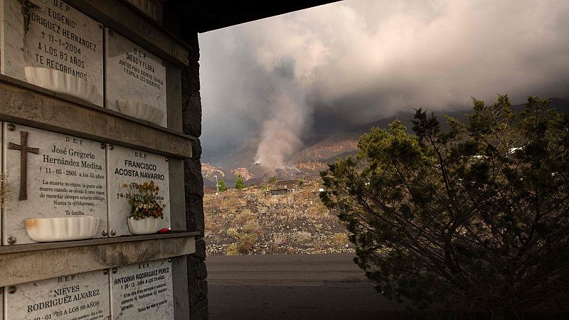 La colada de lava arrasa con la iglesia de Todoque