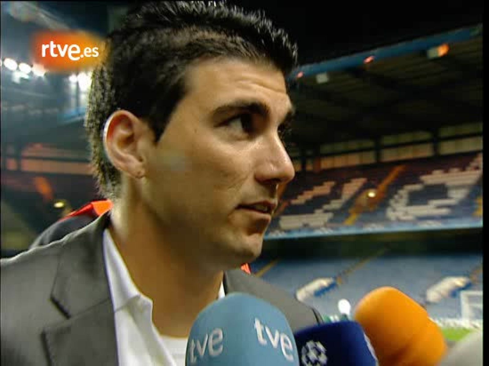 Tras la derrota ante el Chelsea, los jugadores atléticos arroparon a su entrenador.  