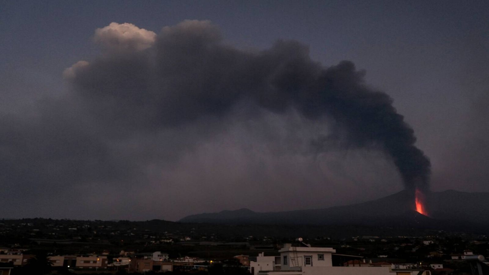 Ordenan el confinamiento de cuatro nuevas zonas en Tazacorte ante la posibilidad de que la lava llegue al mar