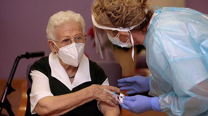 Informativo 24h - Araceli Hidalgo, la primera vacunada de España, recibe la tercera dosis contra la COVID-19