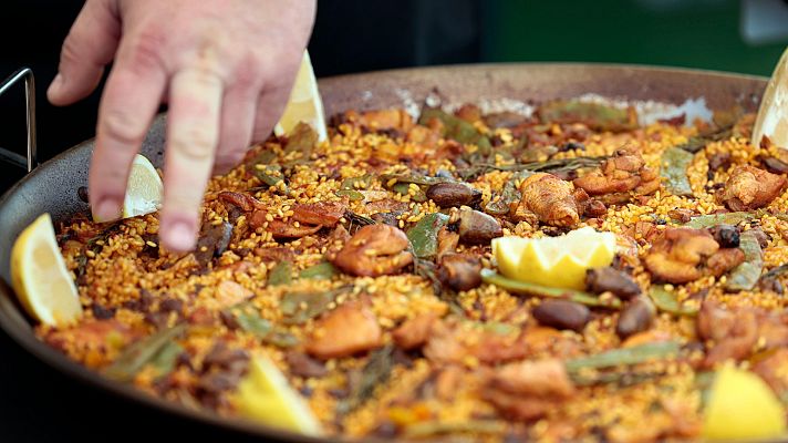 Mejor contigo - La mejor paella del mundo se hace en fuego de leña en un restaurante de Elche