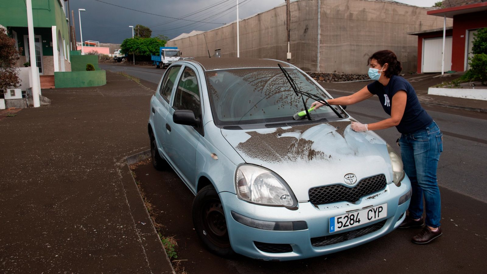 Los vecinos de La Palma se vuelcan en retirar la ceniza | Ver