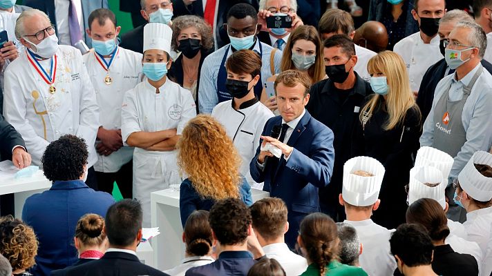 Telediario 1 - Lanzan un huevo a Macron al grito de "¡viva la revolución!"