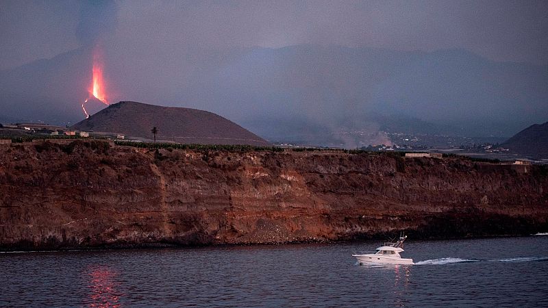 La posible llegada de la lava al mar mantiene cuatro barrios confinados - Ver ahora