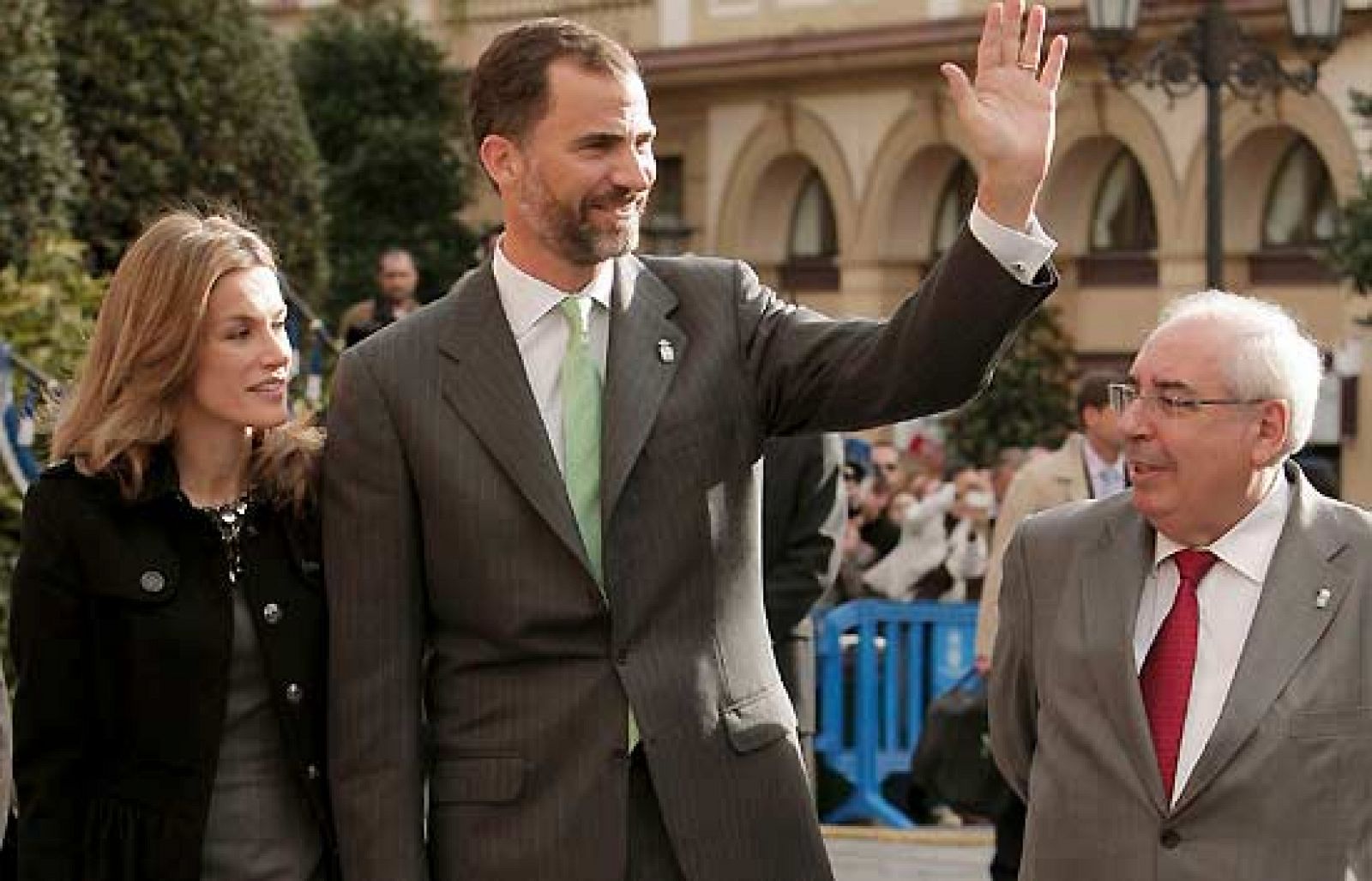 Don Felipe y Doña Letizia llegan a Oviedo para entregar los Príncipes de Asturias