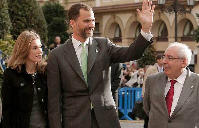 Don Felipe y Doña Letizia llegan a Oviedo para entregar los Príncipes de Asturias - Premios Princesa de Asturias | Ver
