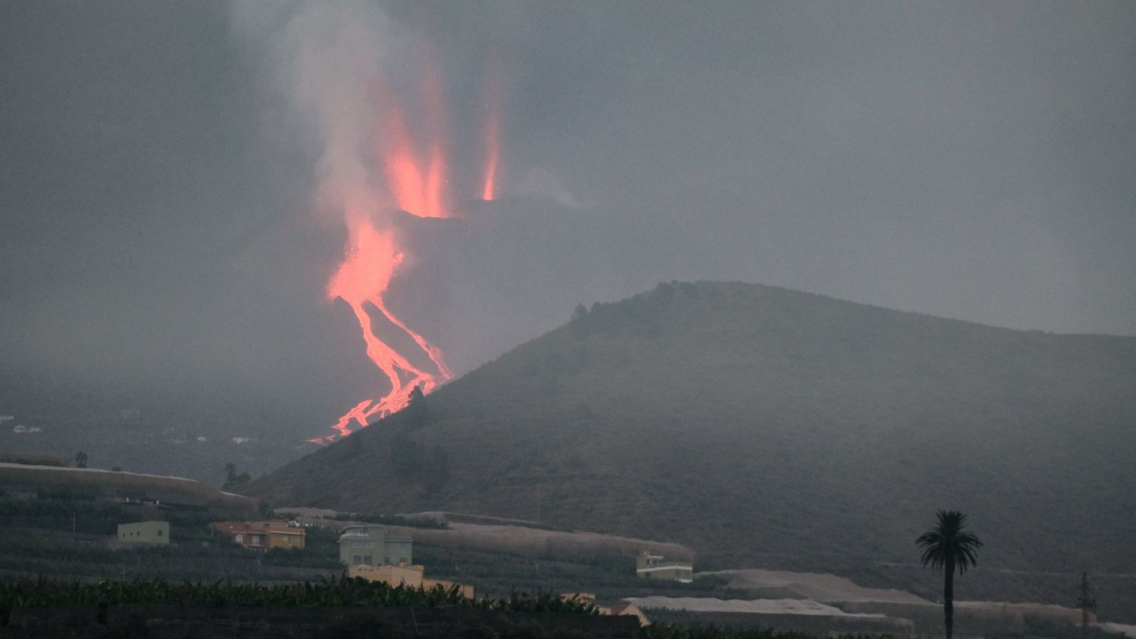La Palma: El volcán emite más magma que el Teneguía en 1971