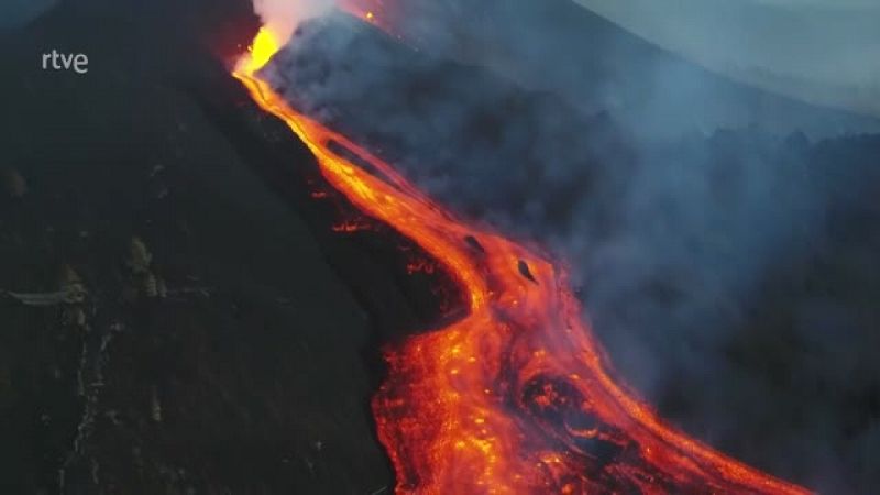 La colada, de noche: Así avanza la lava del volcán de La Palma desde un dron - Ver ahora