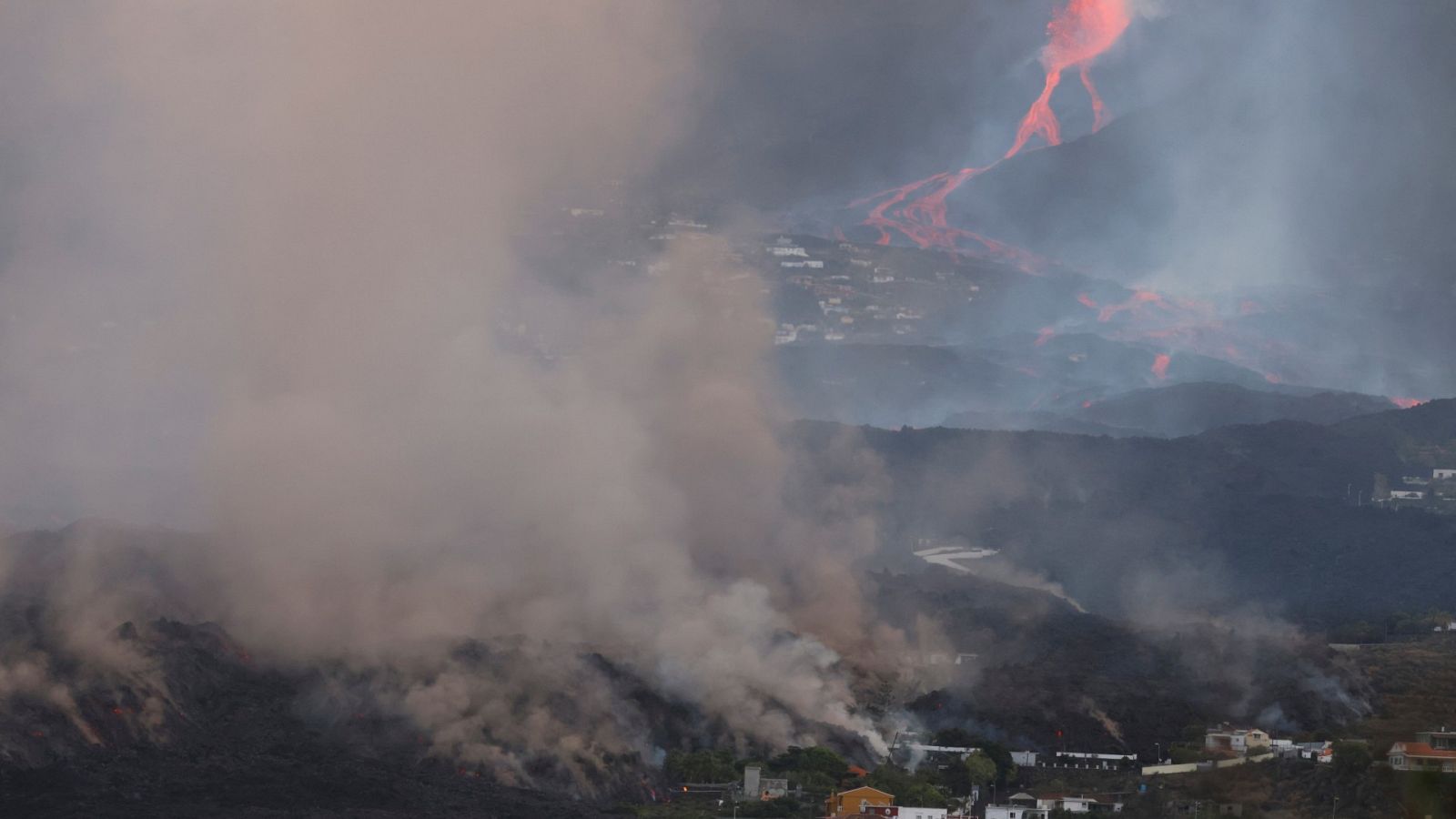 Volcán La Palma | La lava provoca una nube de gases tóxicos en su avance hacia el mar