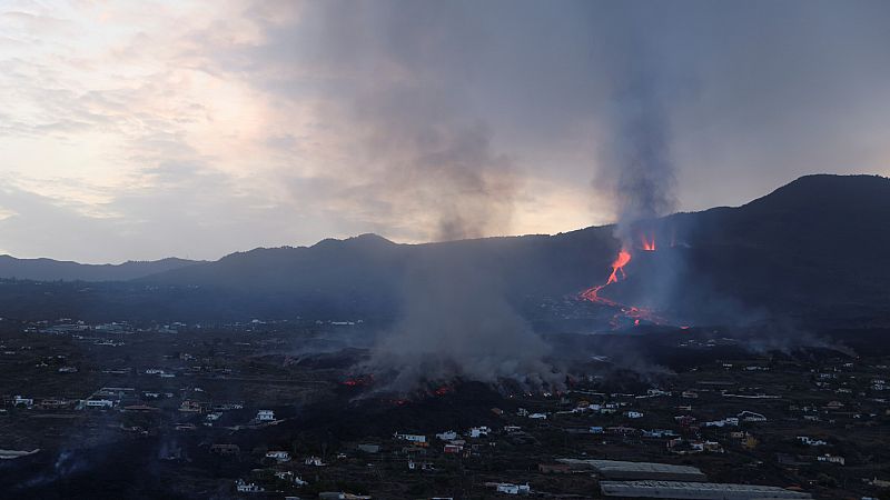 El volcán experimenta una erupción estromboliana y otra hawaiana al mismo tiempo - Ver ahora