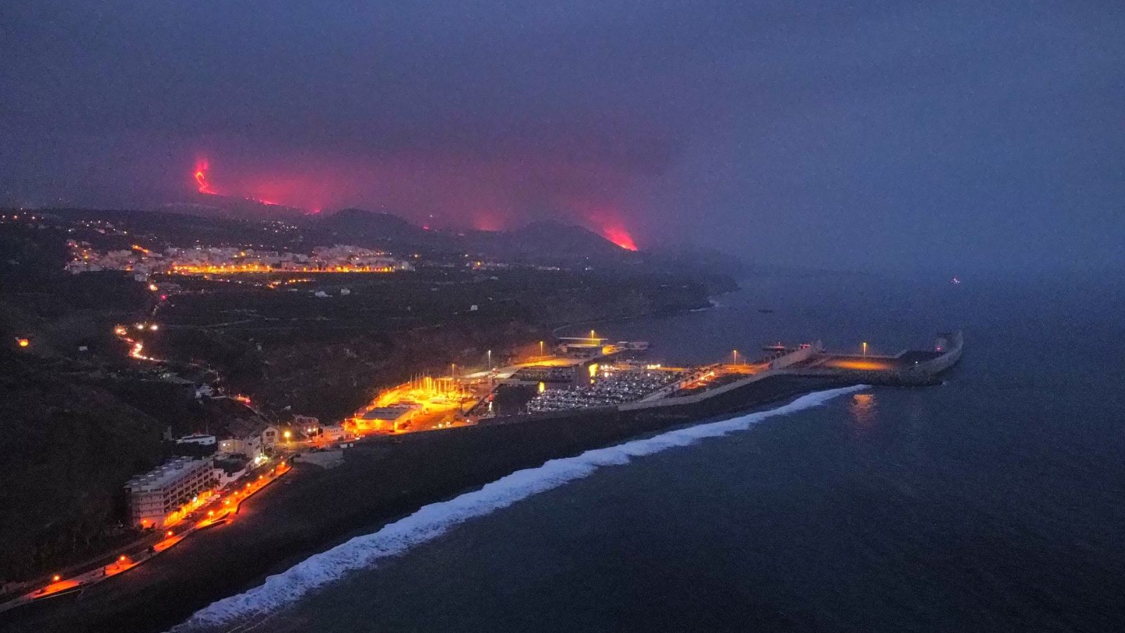 Volcán La Palma | Nuevo riesgo de la erupción: nubes tóxicas por quema de invernaderos