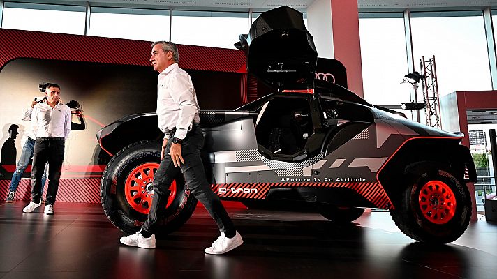 Carlos Sainz presenta su coche híbrido para el Dakar 2022