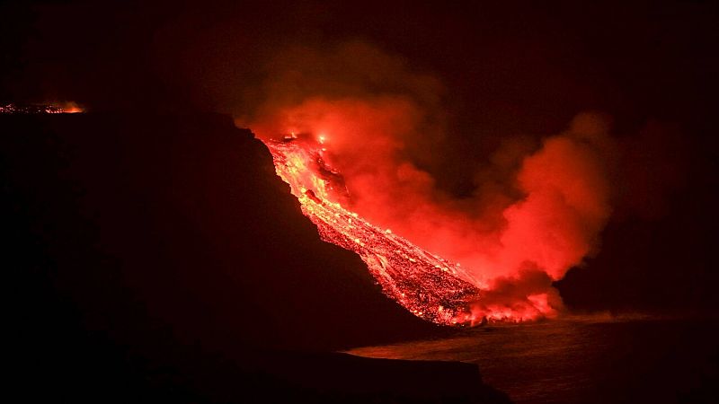 La lava del volcán de La Palma alcanza el mar tras 10 días de erupción