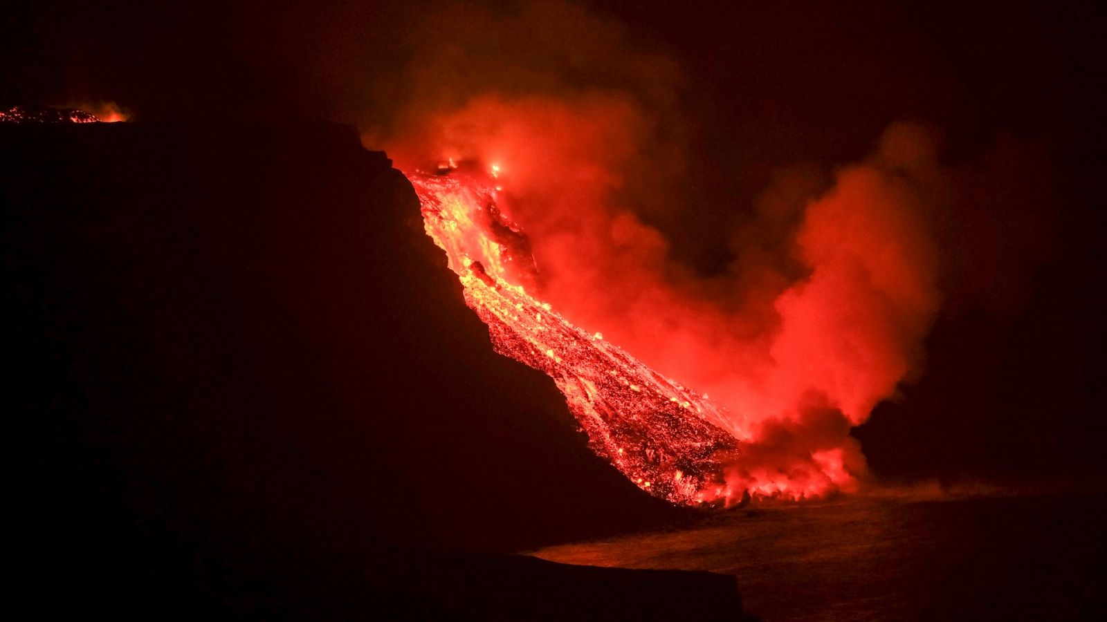 La lava del volcán de La Palma llega al mar esta noche