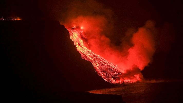 La lava del volcán de La Palma llega al mar