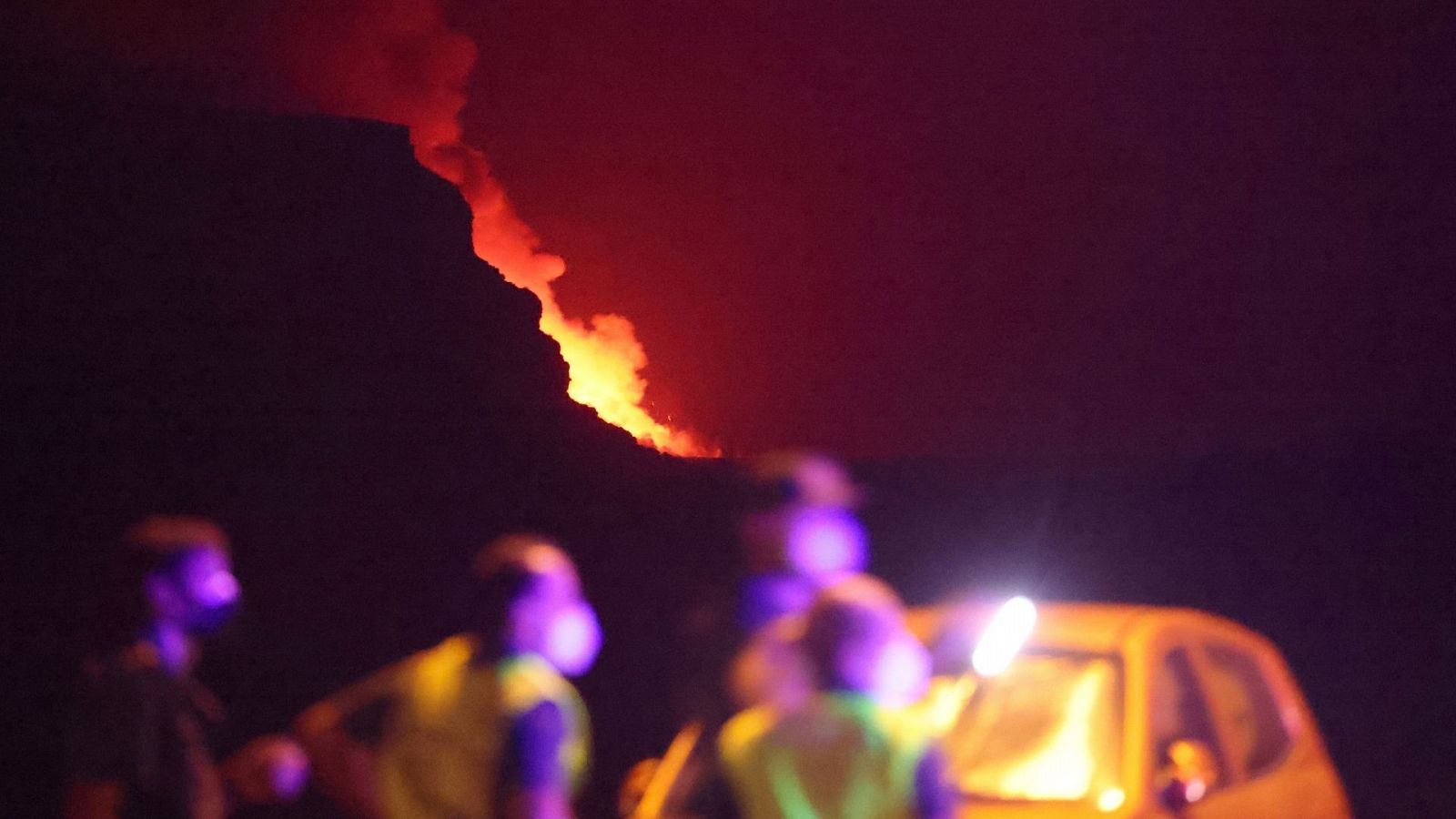"Los vecinos confinados de La Palma preocupados por las próximas horas: ¿No sabemos a dónde va a ir la lava" - La hora de La 1 | Ver