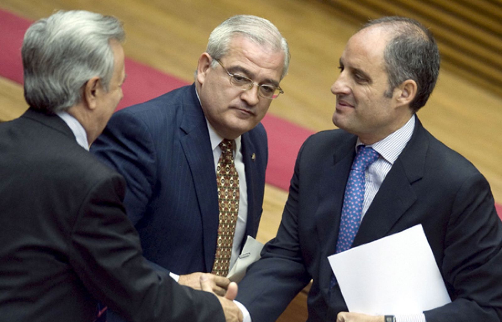 Hacía cuatro meses que el presidente Francisco Camps no se sometía a una sesión de control en las Cortes Valencianas. Hoy el debate se ha centrado en el caso Gürtel y las supuestas adjudicaciones que hizo la Generalitat a las empresas de la trama corrupta. También ha salido a relucir el cese de Ricardo Costa que tampoco ha ido hoy a la cámara.