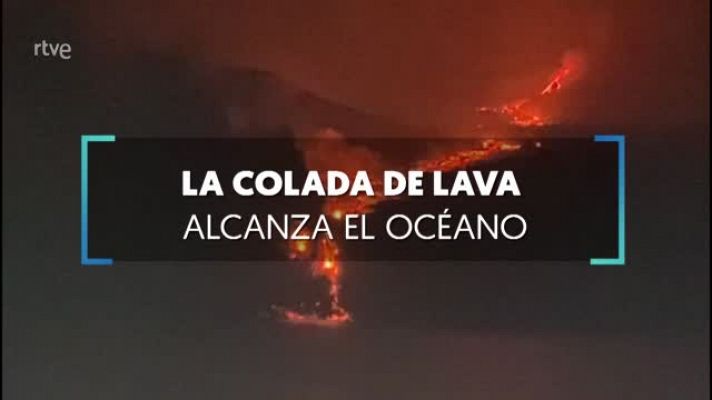 Así se ha visto la cascada de lava y magma caer al agua