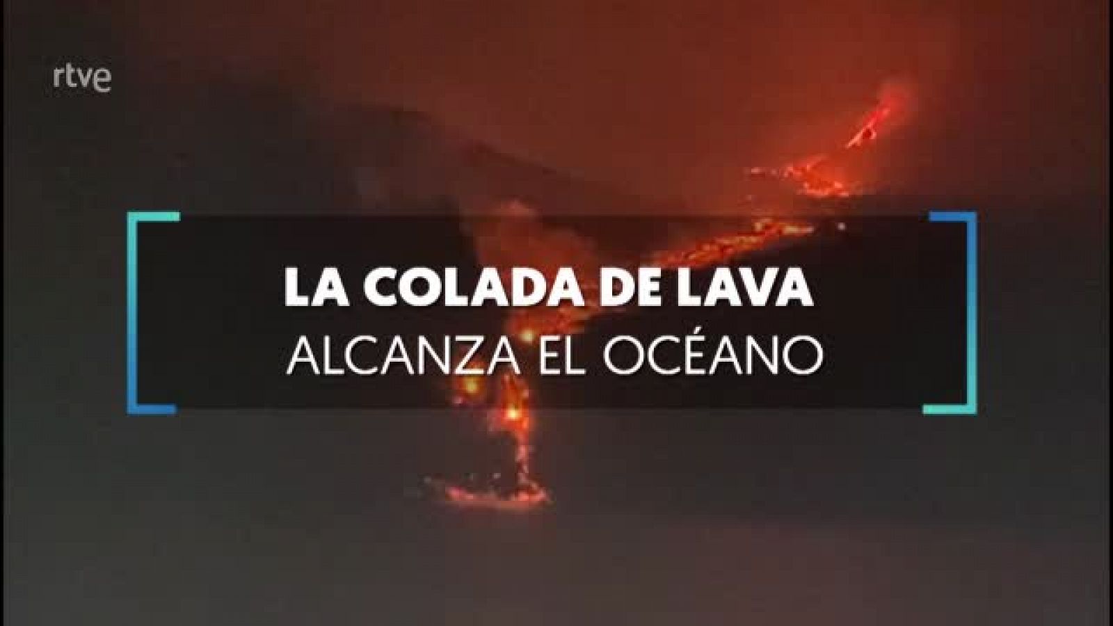 Así se ha visto la cascada de lava y magma caer al agua