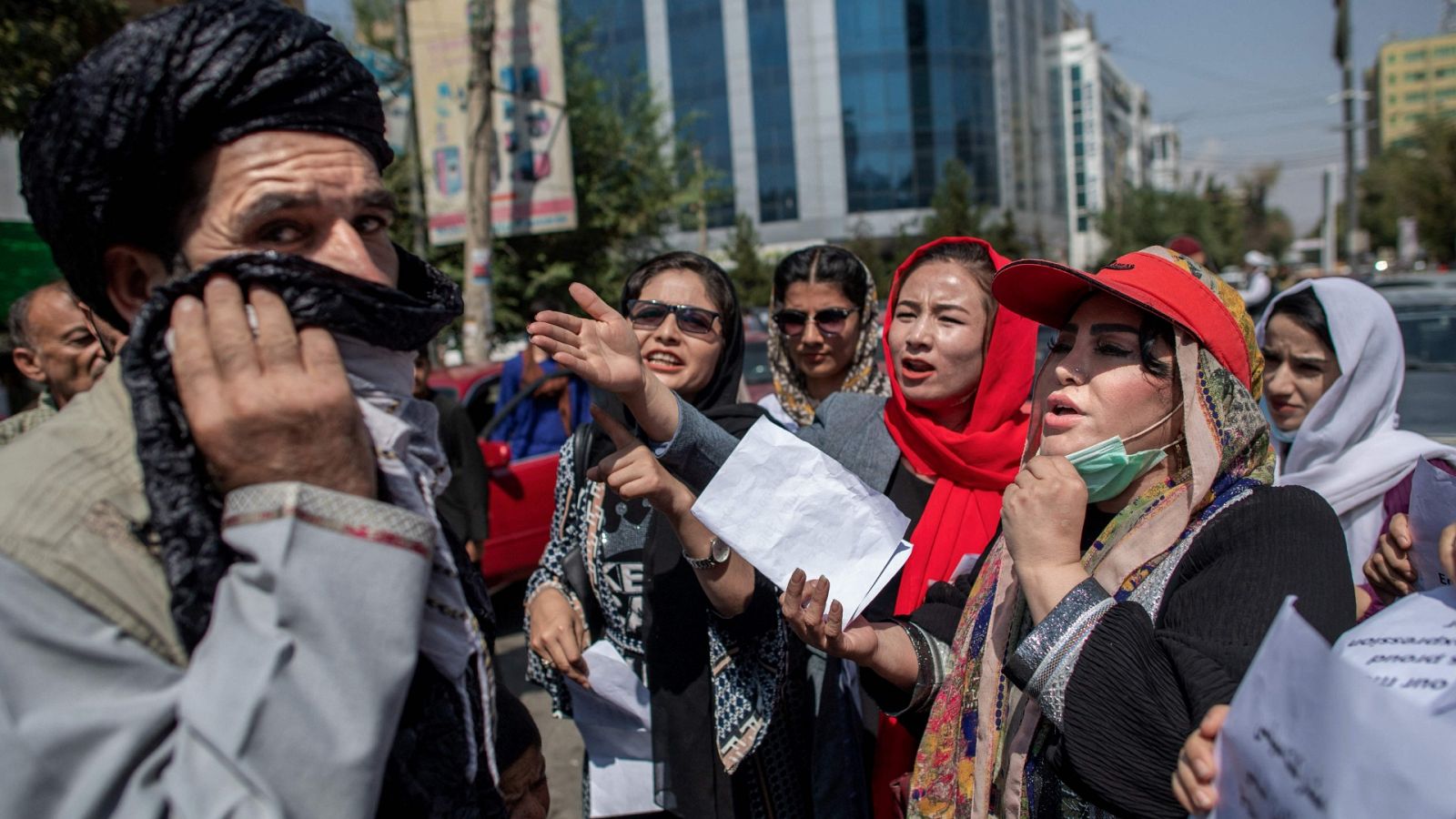 Afganistán, las mujeres alzan la voz: una joven profesora interpela a un talibán